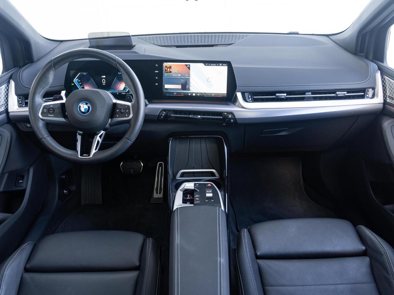 BMW 2-SERIE Active Tourer 225e xDrive | M Sportpakket | Innovation Pack | Comfort Access | Panoramadak | Isofix | Head-Up Display | Harman-Kardon | 20''
