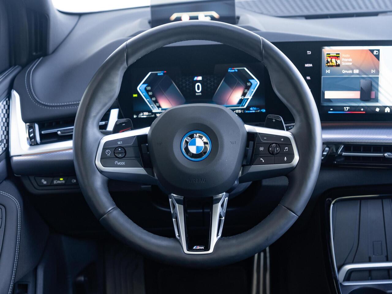 BMW 2-SERIE Active Tourer 225e xDrive | M Sportpakket | Innovation Pack | Comfort Access | Panoramadak | Isofix | Head-Up Display | Harman-Kardon | 20''