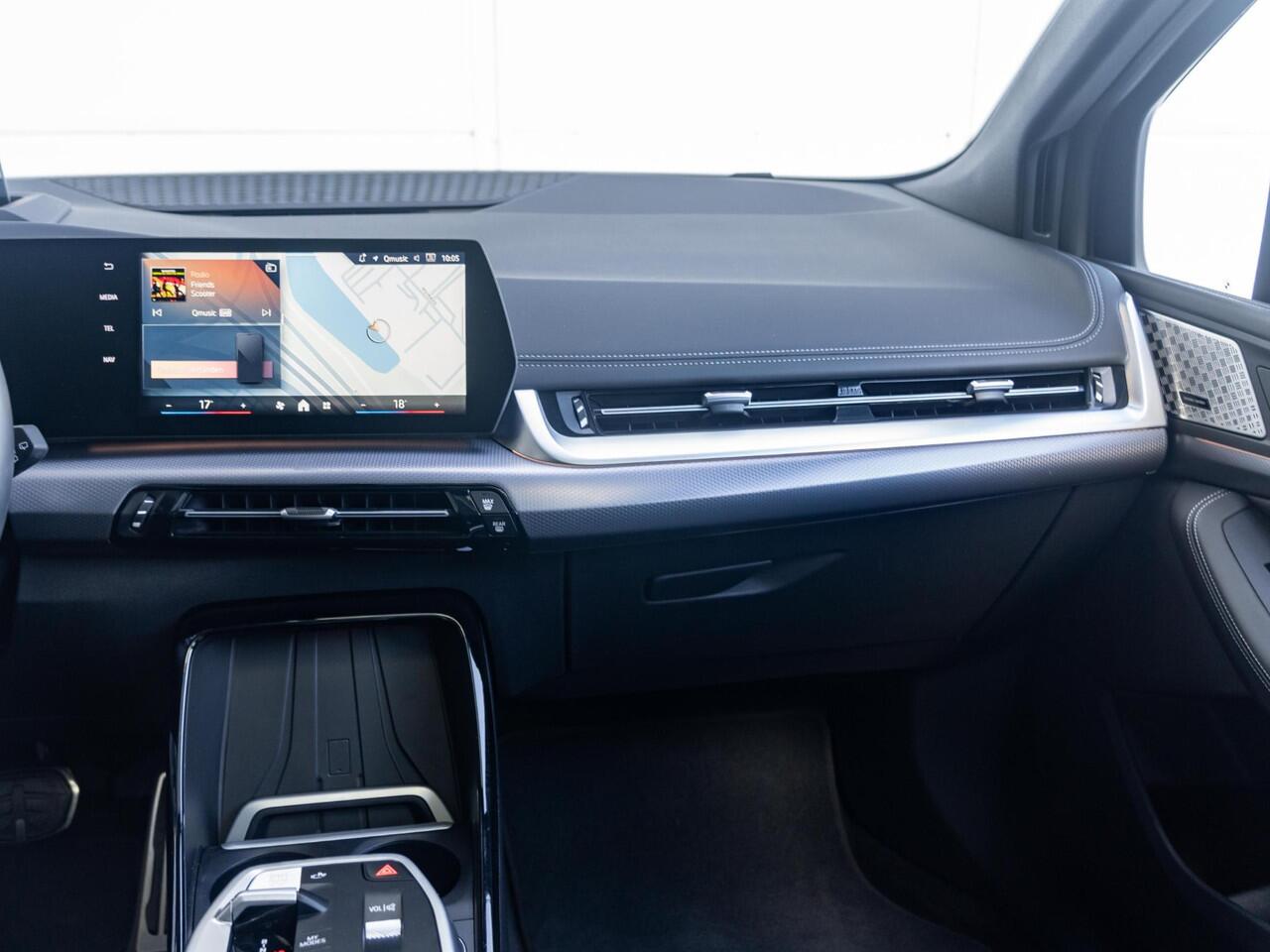 BMW 2-SERIE Active Tourer 225e xDrive | M Sportpakket | Innovation Pack | Comfort Access | Panoramadak | Isofix | Head-Up Display | Harman-Kardon | 20''