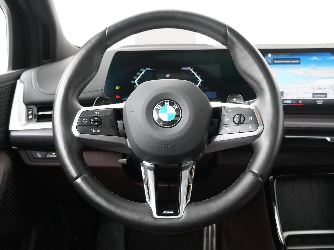 BMW 2-SERIE Active Tourer 220i | M Sportpakket | Pano | Comfort Acces | Elektrisch verwarmde voorstoelen