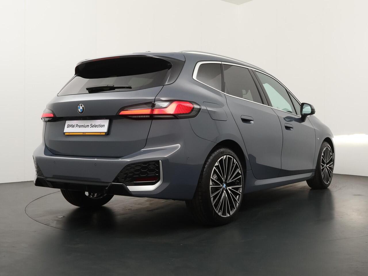 BMW 2-SERIE Active Tourer 220i | M Sportpakket | Pano | Comfort Acces | Elektrisch verwarmde voorstoelen