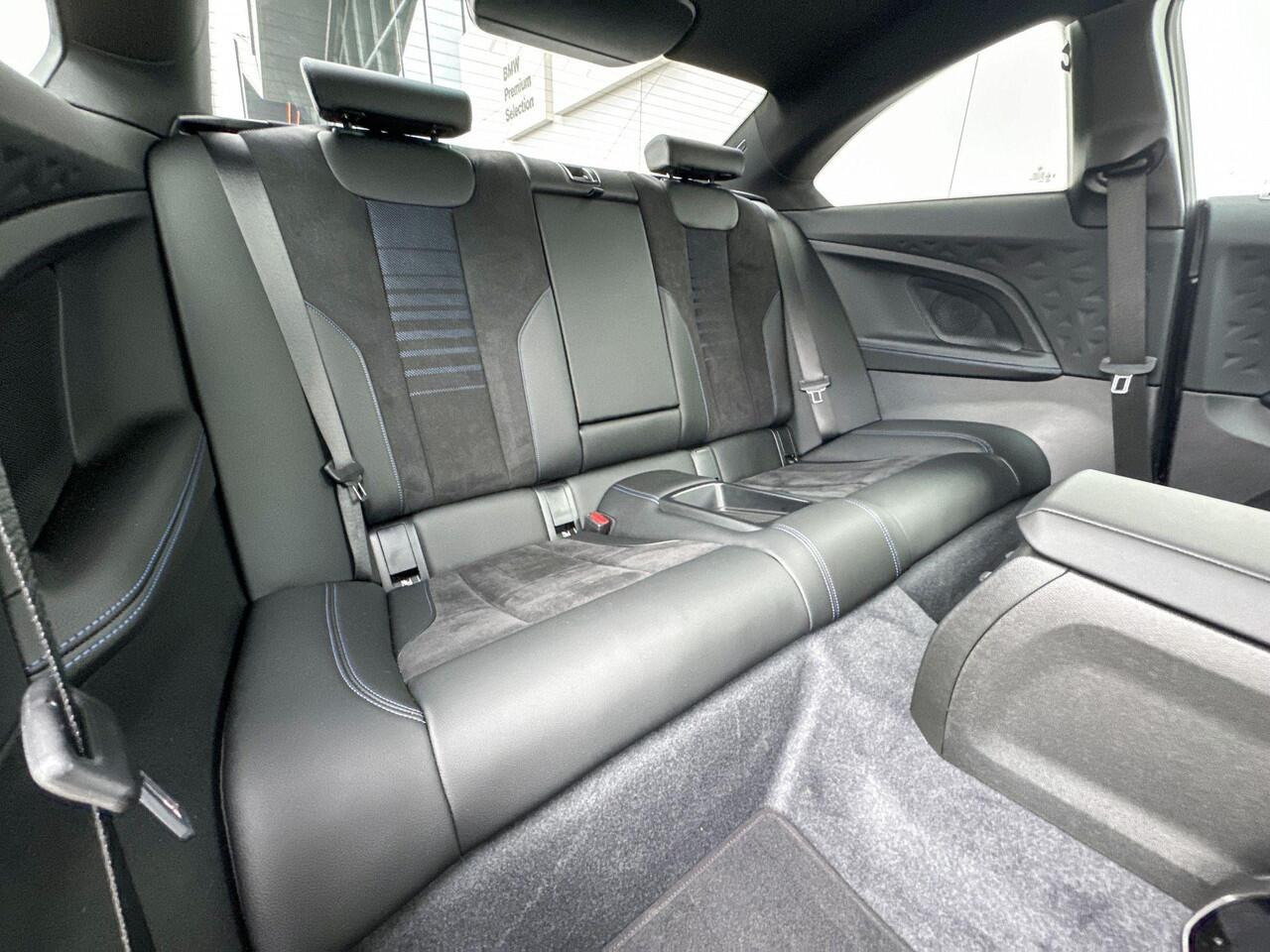 BMW 2-SERIE Coupé 218i | M Sport | Parking Assistant | Getinte Ruiten