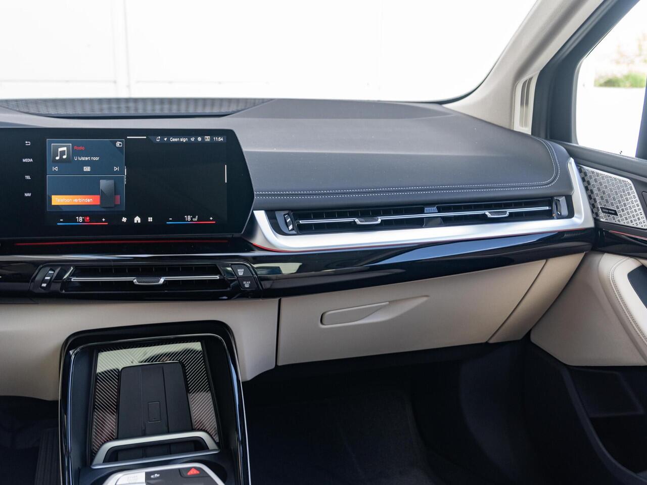 BMW 2-SERIE Active Tourer 225e xDrive | Luxury Line | Innovation Pack | Comfort Pack | Travel Pack