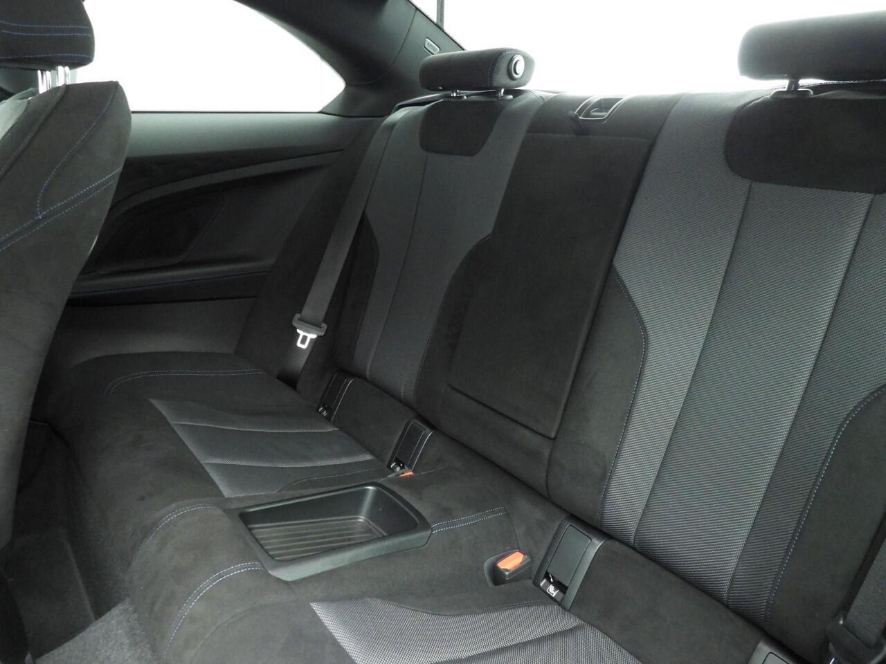 BMW 2-SERIE Coupé 218i | M-Sportpakket | LED | Navigatie | Stoelverwarming | Keyles go | DAB | Hifi speakers | Alu 18 inch