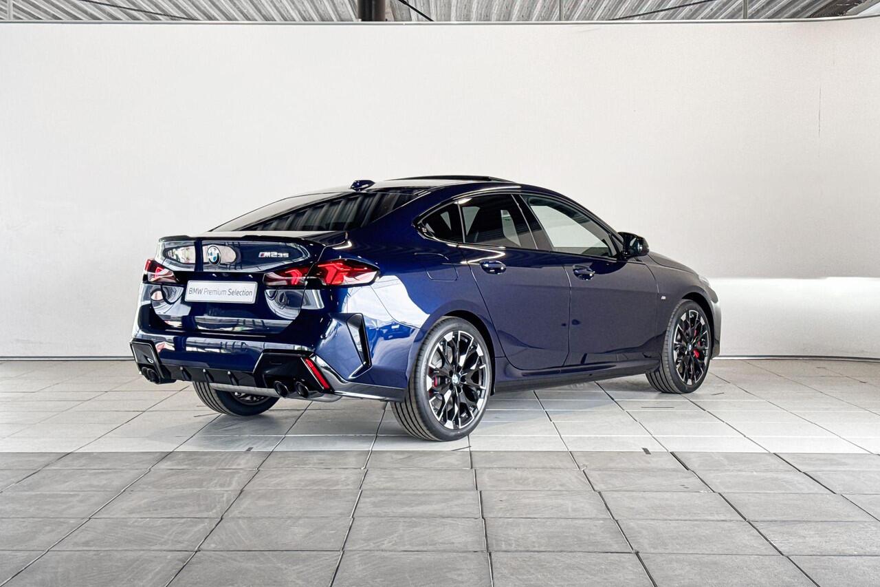 BMW 2-SERIE Gran Coupé M235 xDrive | M Sport Pro | Innovation Pack | Glazen Panoramadak | Elektrisch verstelbare stoelen | Driving Assistant Professional