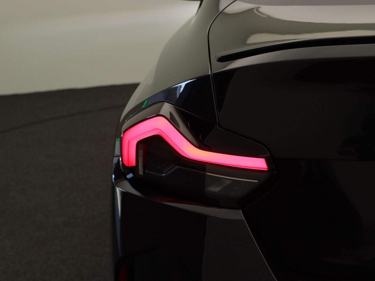 BMW 2-SERIE Coupé M240i xDrive M Sportdifferentieel | M Adaptief onderstel | Widescreen Display | Achteruitrijcamera | HIFI | Active Cruise Control | 19"