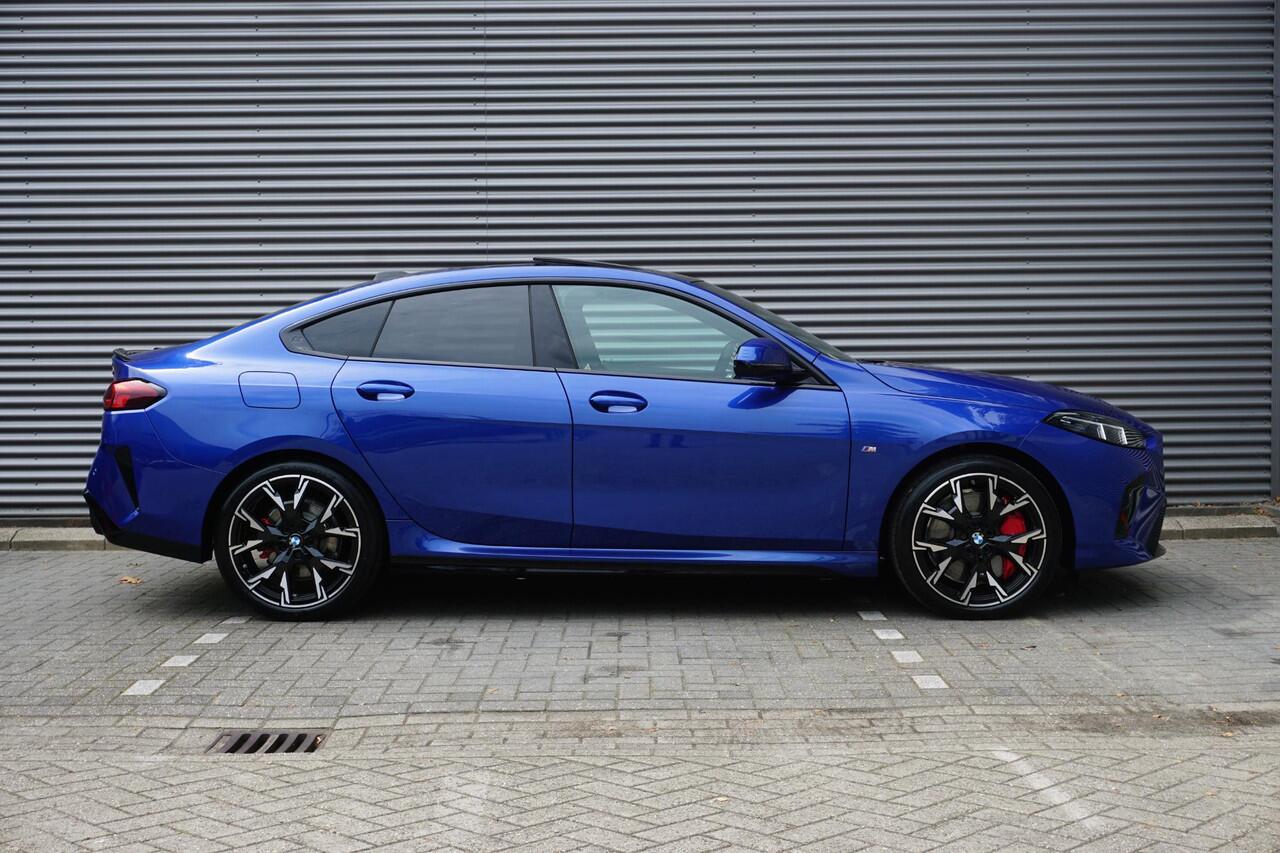 BMW 2-SERIE Gran Coupé 220 M Sportpakket Pro | Innovation Pack | Trekhaak met afneembare kogel | Stuurwielrand verwarmd | Glazen panoramadak | Driving Assistant Professional