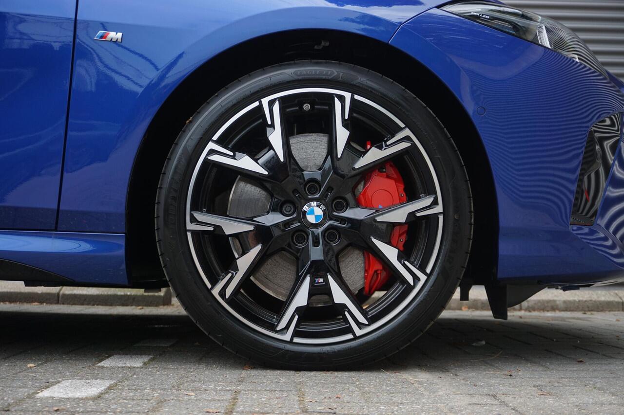 BMW 2-SERIE Gran Coupé 220 M Sportpakket Pro | Innovation Pack | Trekhaak met afneembare kogel | Stuurwielrand verwarmd | Glazen panoramadak | Driving Assistant Professional