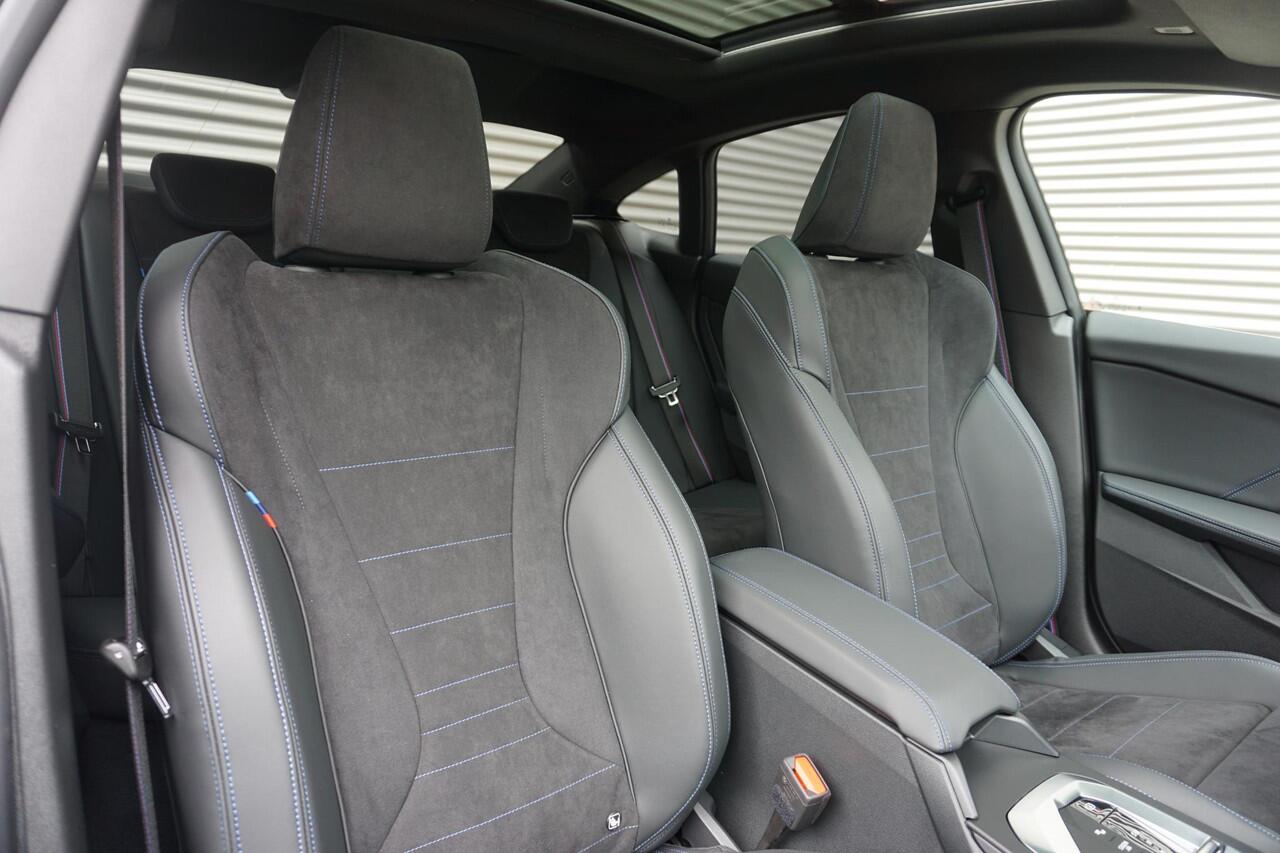 BMW 2-SERIE Gran Coupé 220 M Sportpakket Pro | Innovation Pack | Trekhaak met afneembare kogel | Stuurwielrand verwarmd | Glazen panoramadak | Driving Assistant Professional