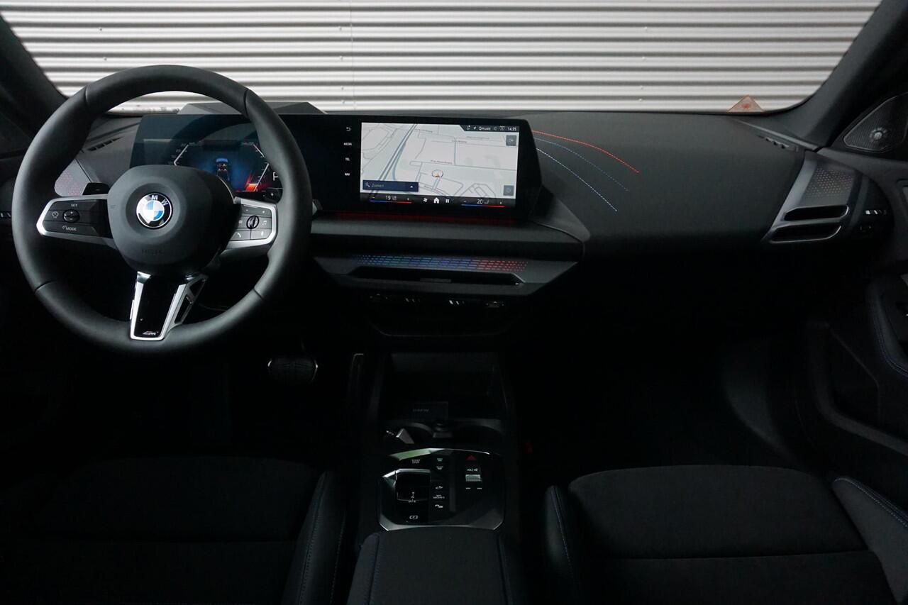 BMW 2-SERIE Gran Coupé 220 M Sportpakket Pro | Innovation Pack | Trekhaak met afneembare kogel | Stuurwielrand verwarmd | Glazen panoramadak | Driving Assistant Professional