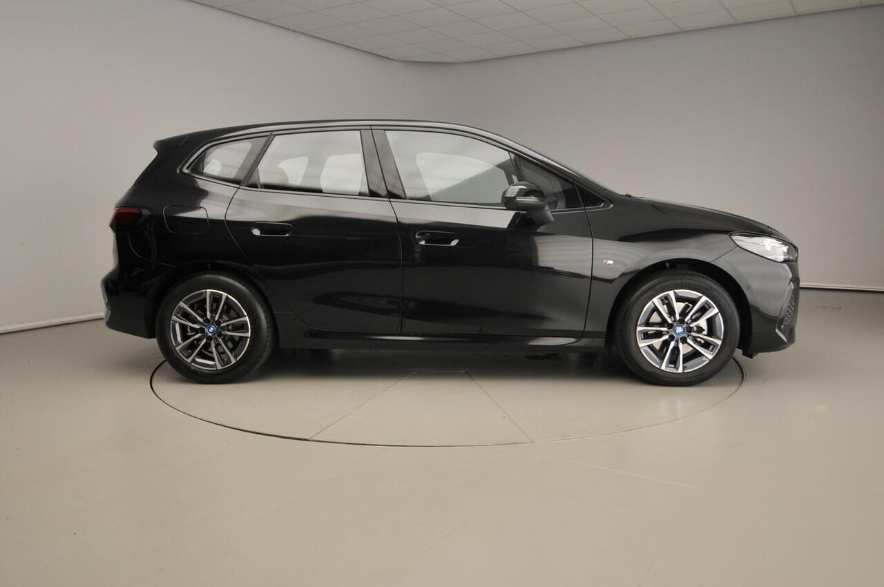 BMW 2-SERIE Active Tourer 225e xDrive | M-Sportpakket | LED | HUD | Sportstoelen | Keyles go | Active cruise | DAB | Alu 17 inch