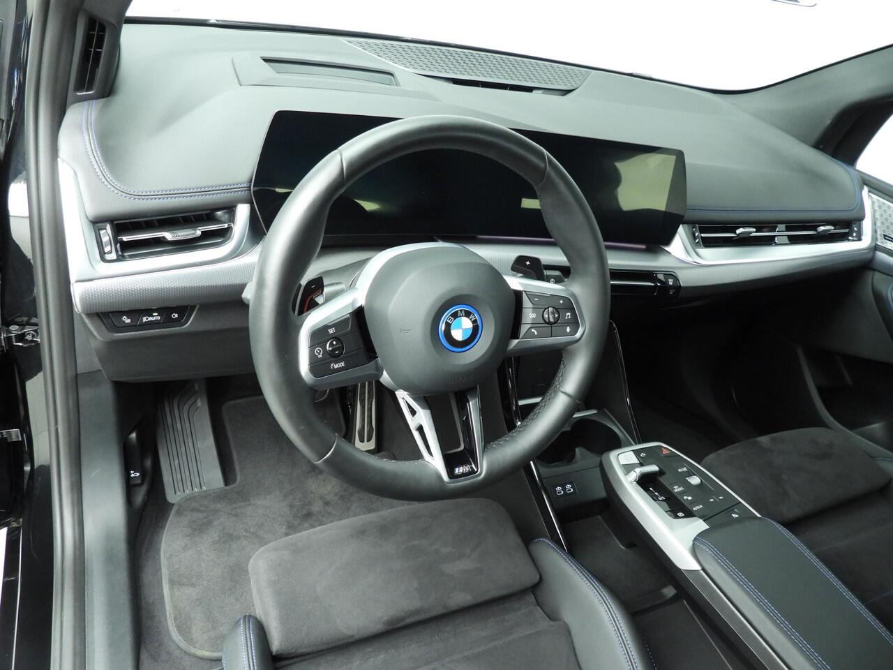 BMW 2-SERIE Active Tourer 230e xDrive | M-Sportpakket | LED | HUD | Active cruise | Sportstoelen | Keyles go | DAB | Harman-kardon sound | Alu 17 inch