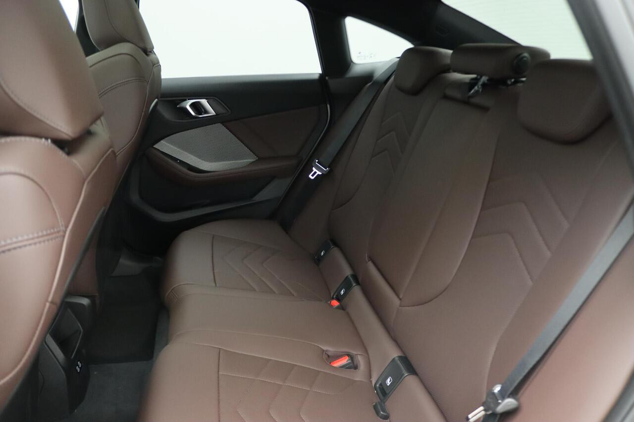 BMW 2-SERIE Gran Coupé 220 M Sportpakket | Premium Pack | Stuurwielrand Verwarmd | Comfort Access | Achteruitrijcamera | Panoramadak | Driving Assistant Plus | Harman Kardon | 19''
