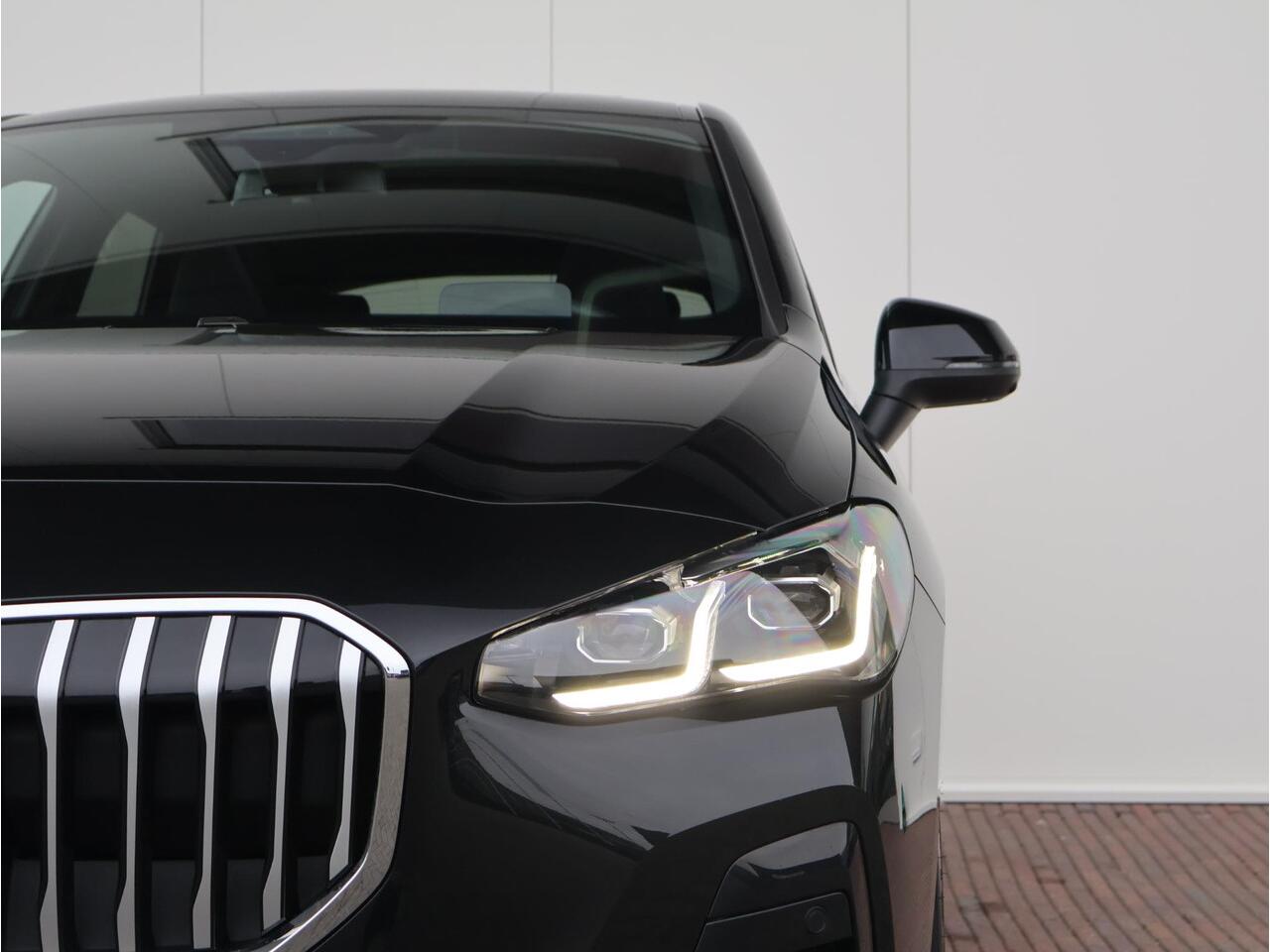 BMW 2-SERIE Active Tourer 225e xDrive M Sportpakket/ Comfort Access/ Panoramadak/ Actiefstoelen voor/ Head-Up/ Harman-Kardon/ 19" LMV