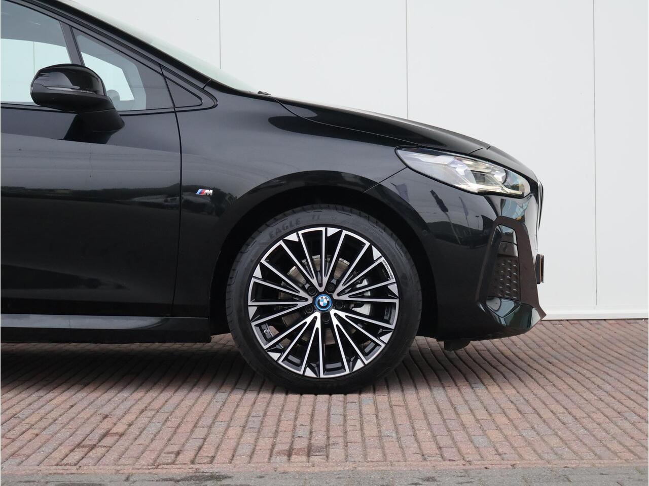 BMW 2-SERIE Active Tourer 225e xDrive M Sportpakket/ Comfort Access/ Panoramadak/ Actiefstoelen voor/ Head-Up/ Harman-Kardon/ 19" LMV