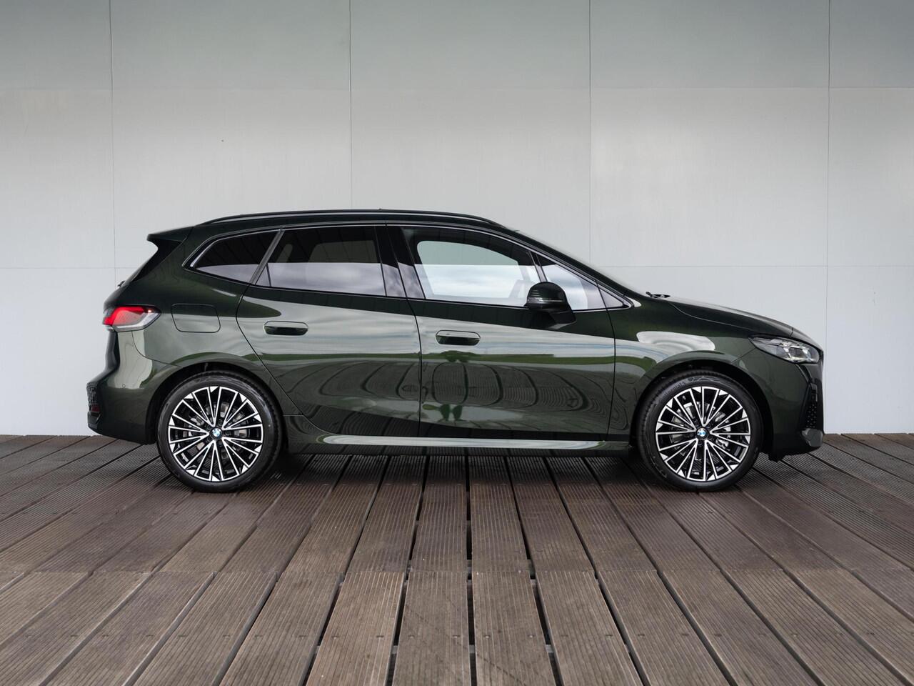 BMW 2-SERIE Active Tourer 225e xDrive | M Sportpakket | Innovation Pack | Verwarmd Stuurwiel | Comfort Access | Panoramadak | Stoelverwarming | Head-Up Display | Trekhaak