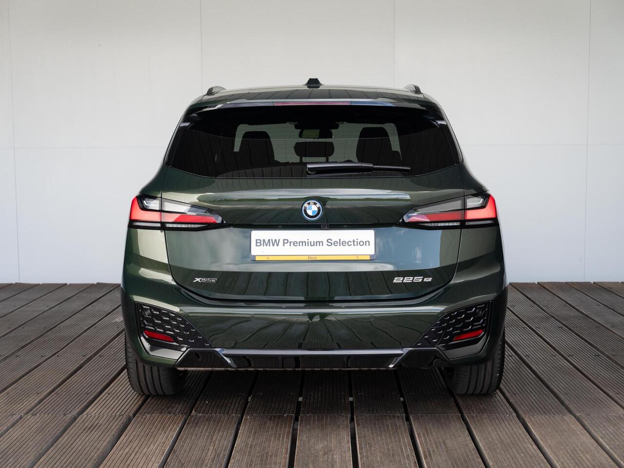 BMW 2-SERIE Active Tourer 225e xDrive | M Sportpakket | Innovation Pack | Verwarmd Stuurwiel | Comfort Access | Panoramadak | Stoelverwarming | Head-Up Display | Trekhaak