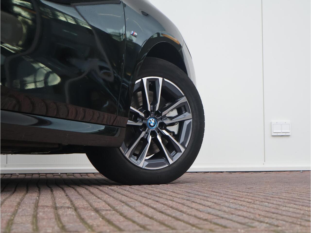 BMW 2-SERIE Active Tourer 230e xDrive / M-Sportpakket / Harman Kardon / Head Up Display / Driving Assistant Plus / Elektrisch Verstelbare Stoelen /