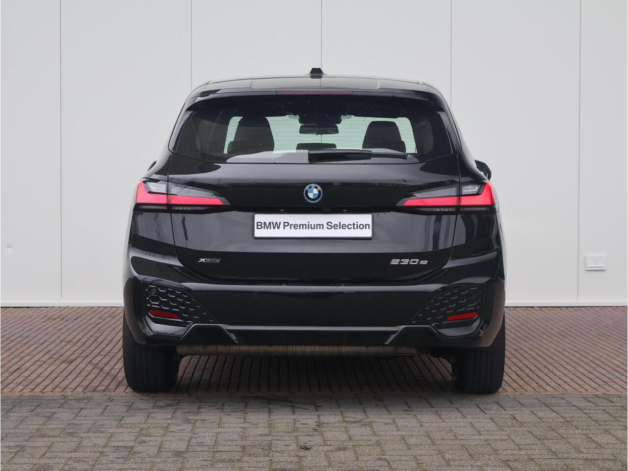 BMW 2-SERIE Active Tourer 230e xDrive / M-Sportpakket / Harman Kardon / Head Up Display / Driving Assistant Plus / Elektrisch Verstelbare Stoelen /