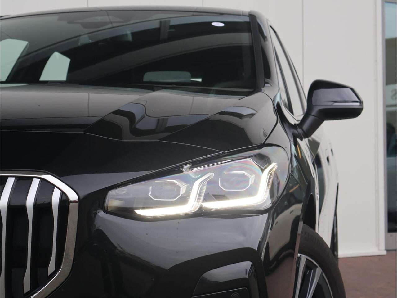 BMW 2-SERIE Active Tourer 230e xDrive / M-Sportpakket / Harman Kardon / Head Up Display / Driving Assistant Plus / Elektrisch Verstelbare Stoelen /