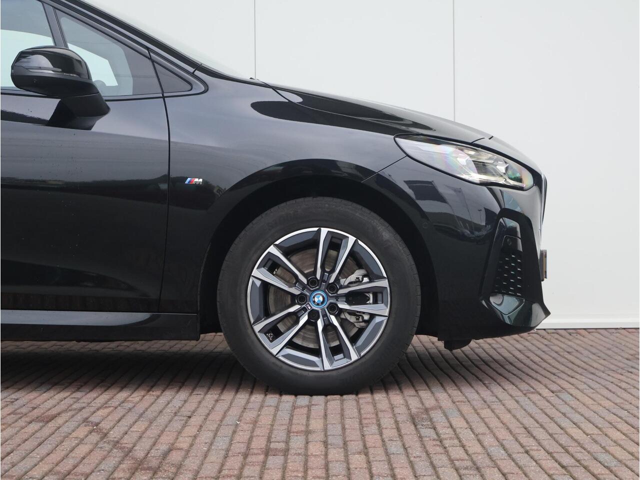 BMW 2-SERIE Active Tourer 230e xDrive / M-Sportpakket / Harman Kardon / Head Up Display / Driving Assistant Plus / Elektrisch Verstelbare Stoelen /