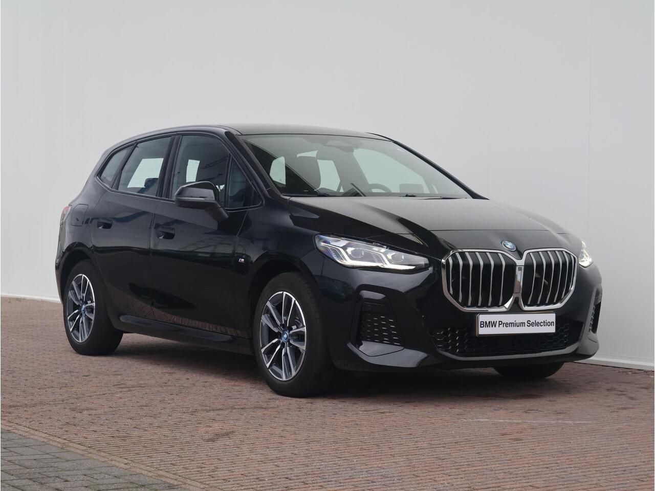 BMW 2-SERIE Active Tourer 230e xDrive / M-Sportpakket / Harman Kardon / Head Up Display / Driving Assistant Plus / Elektrisch Verstelbare Stoelen /