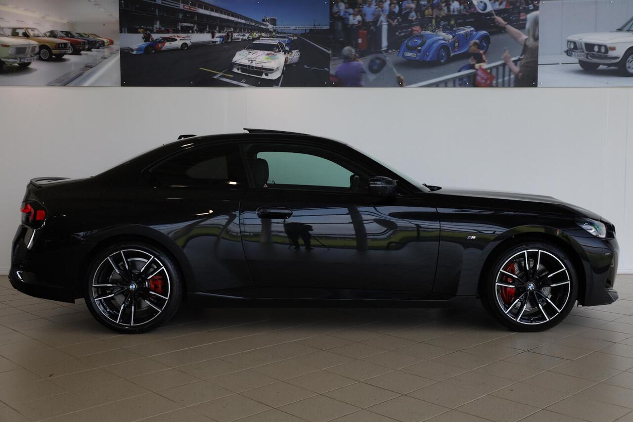 BMW 2-SERIE Coupé M240i xDrive M Sportpakket Pro | Panoramadak | Head-Up | Harman Kardon | Adaptieve Cruise Control | Stoel & Stuurwielverwarming | 360 Camera | Carbon Interieur | Dodehoekdetectie | Elektrisch Verstelbare Stoelen | Adaptieve LED | Trekhaak afneembaar