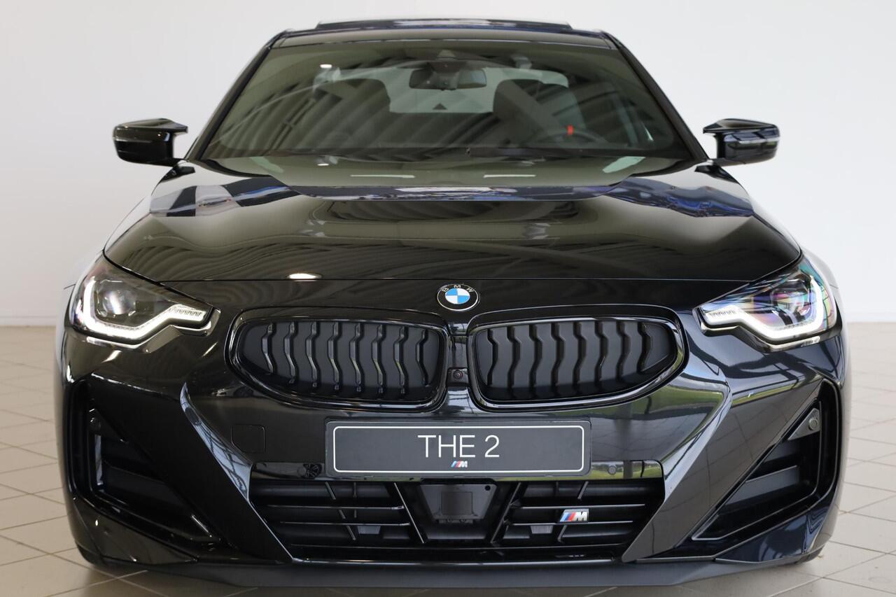 BMW 2-SERIE Coupé M240i xDrive M Sportpakket Pro | Panoramadak | Head-Up | Harman Kardon | Adaptieve Cruise Control | Stoel & Stuurwielverwarming | 360 Camera | Carbon Interieur | Dodehoekdetectie | Elektrisch Verstelbare Stoelen | Adaptieve LED | Trekhaak afneembaar
