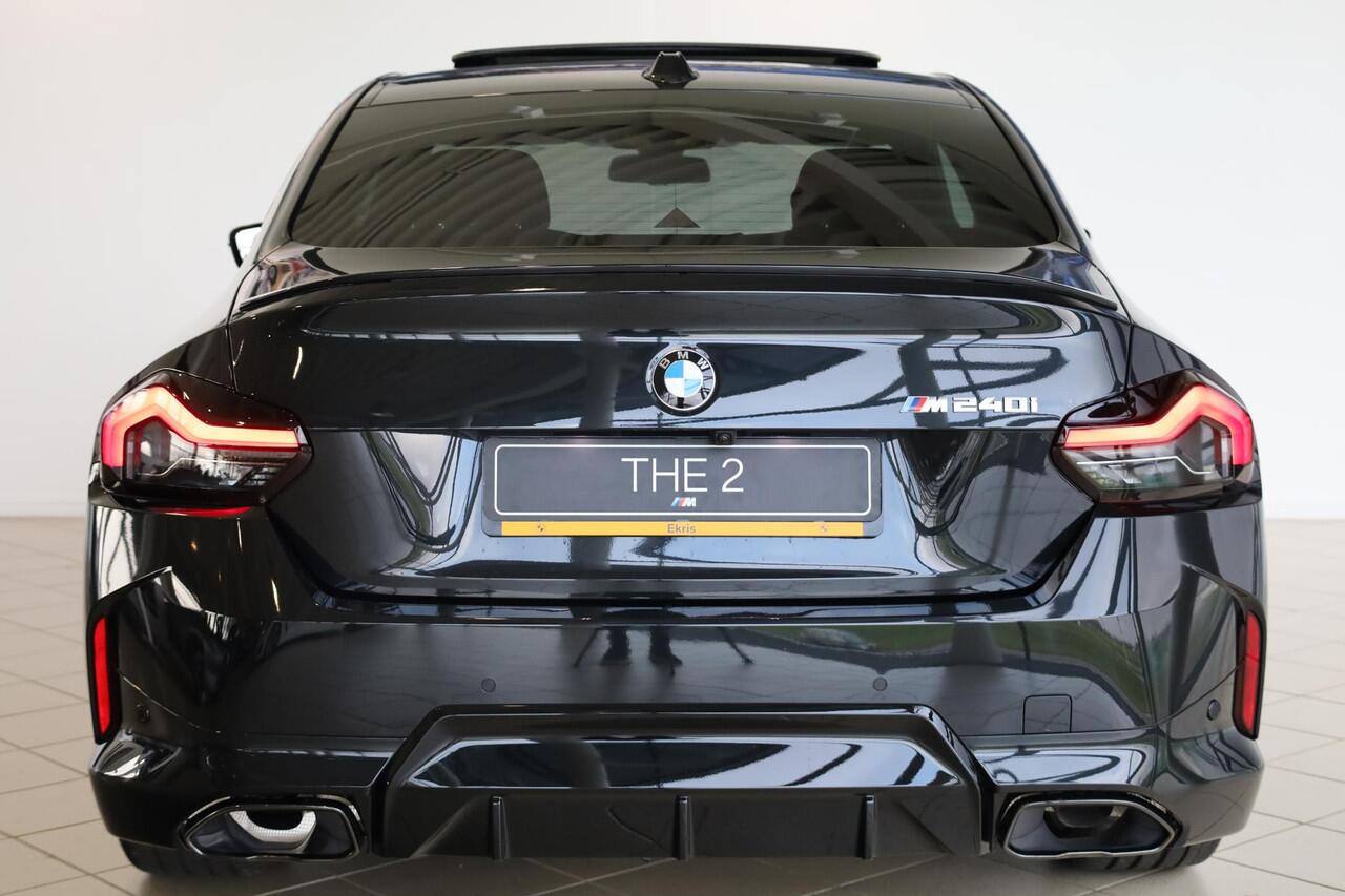 BMW 2-SERIE Coupé M240i xDrive M Sportpakket Pro | Panoramadak | Head-Up | Harman Kardon | Adaptieve Cruise Control | Stoel & Stuurwielverwarming | 360 Camera | Carbon Interieur | Dodehoekdetectie | Elektrisch Verstelbare Stoelen | Adaptieve LED | Trekhaak afneembaar