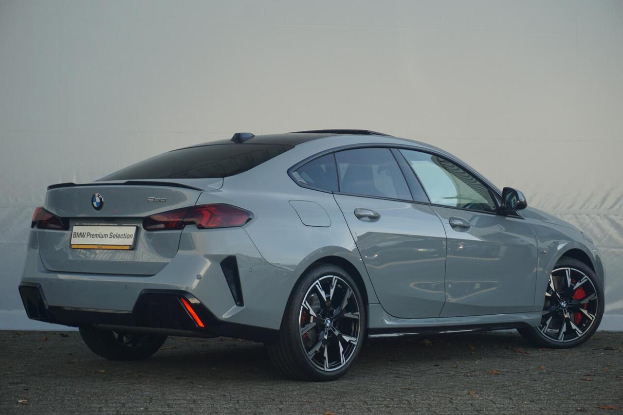 BMW 2-SERIE Gran Coupé 220 M Sportpakket Pro 19'' / Panoramadak / Elektrisch verstelbare stoelen / Head-Up Display / Harman Kardon / Trekhaak