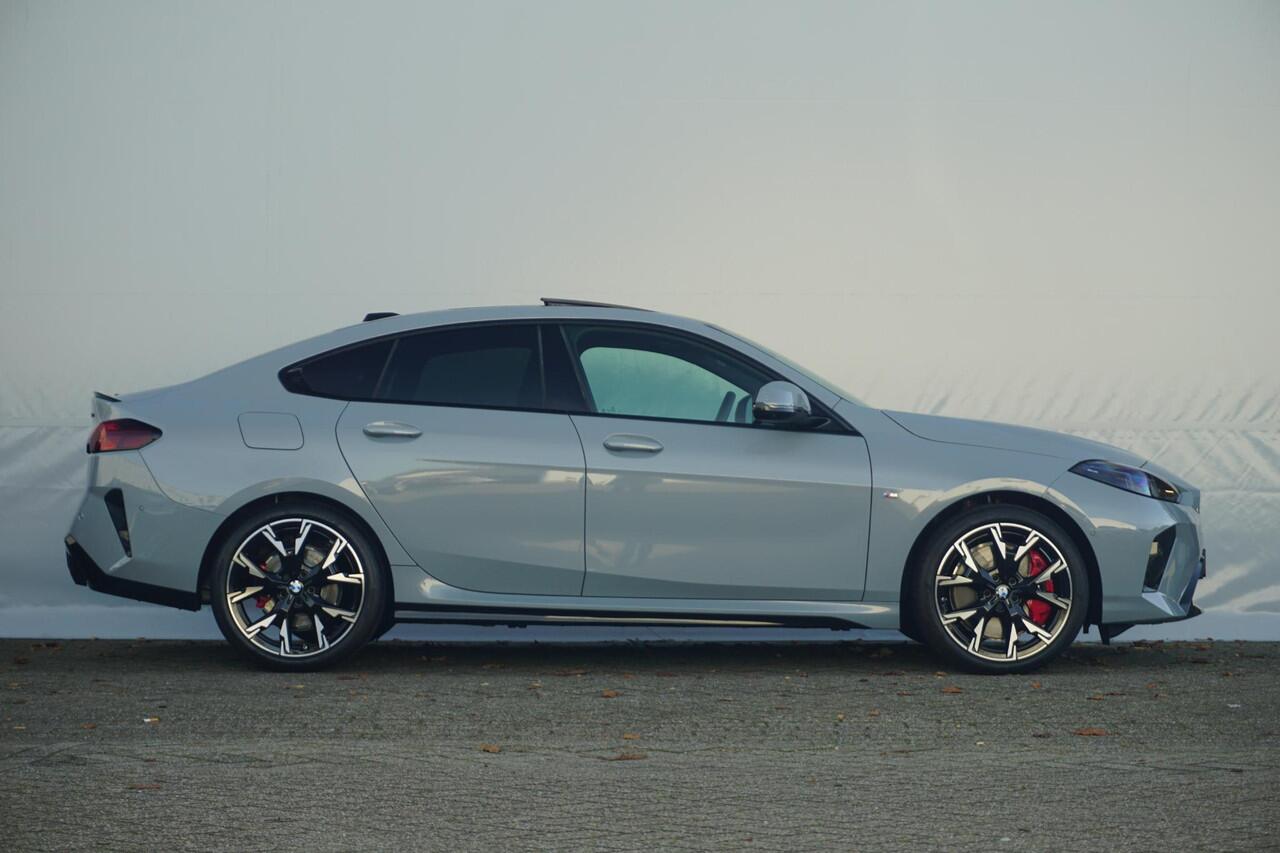 BMW 2-SERIE Gran Coupé 220 M Sportpakket Pro 19'' / Panoramadak / Elektrisch verstelbare stoelen / Head-Up Display / Harman Kardon / Trekhaak