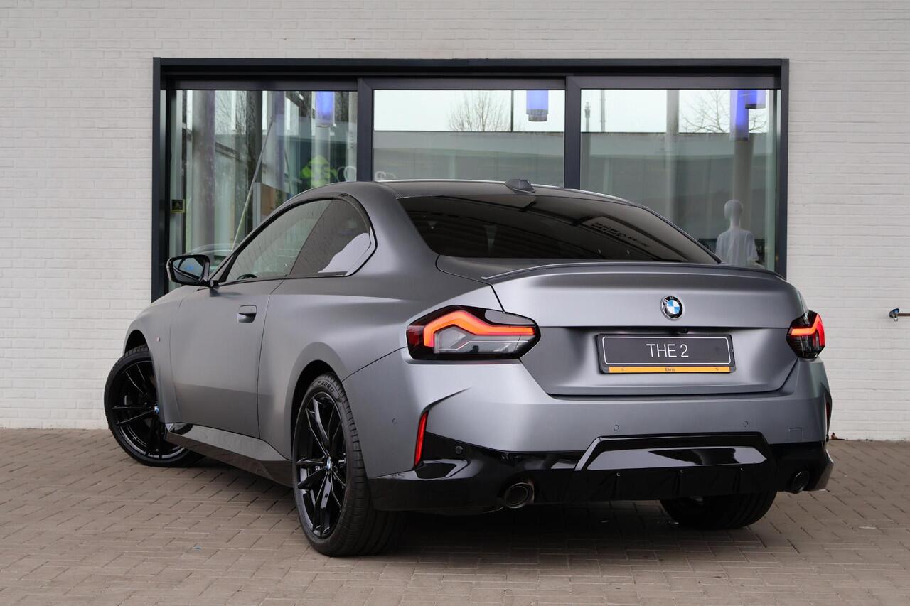 BMW 2-SERIE Coupé 218i Individual Frozen Pure Grey | M Sportpakket | Stuur- en stoelverwarming | Harman Kardon | Innovation Pack | Comfort Pack