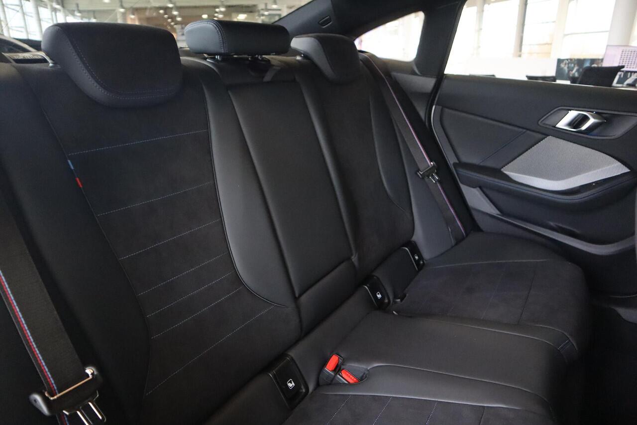 BMW 2-SERIE Gran Coupé M235 xDrive | M Sportpakket Pro | Panoramadak | Head-Up | Harman Kardon | 360 Camera | Stoel & Stuurwielverwarming | Elektrisch Verstelbare Stoelen | Comfort Access |