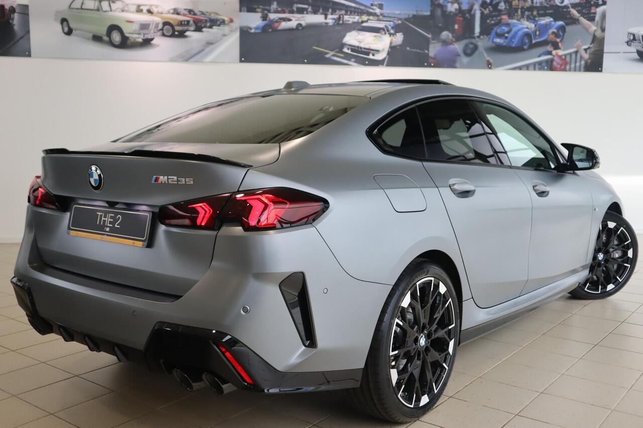 BMW 2-SERIE Gran Coupé M235 xDrive | M Sportpakket Pro | Panoramadak | Head-Up | Harman Kardon | 360 Camera | Stoel & Stuurwielverwarming | Elektrisch Verstelbare Stoelen | Comfort Access |