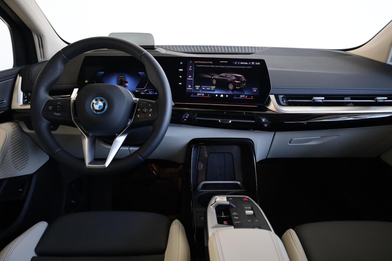 BMW 2-SERIE Active Tourer 225e xDrive | Harman Kardon | Panoramadak | Elektr. trekhaak | Head up | Stoel&Stuur Verwarming | Elektr. stoelen |