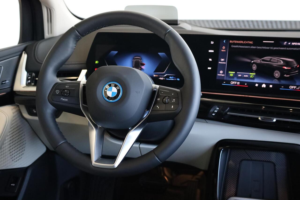 BMW 2-SERIE Active Tourer 225e xDrive | Harman Kardon | Panoramadak | Elektr. trekhaak | Head up | Stoel&Stuur Verwarming | Elektr. stoelen |