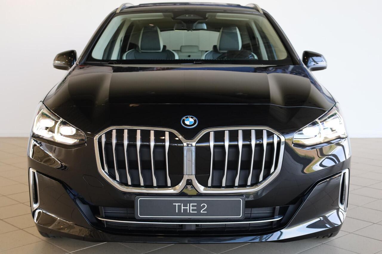 BMW 2-SERIE Active Tourer 225e xDrive | Harman Kardon | Panoramadak | Elektr. trekhaak | Head up | Stoel&Stuur Verwarming | Elektr. stoelen |