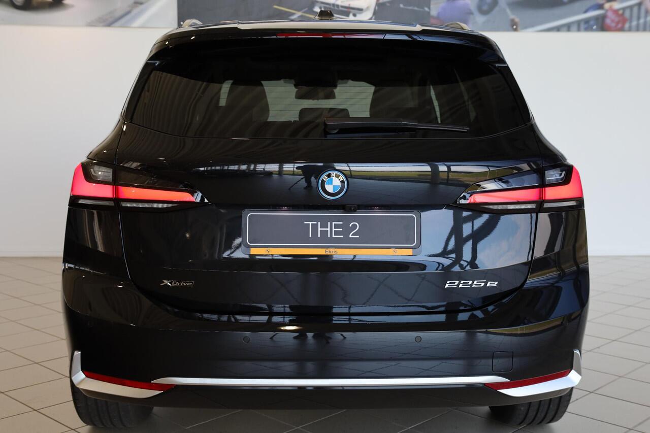 BMW 2-SERIE Active Tourer 225e xDrive | Harman Kardon | Panoramadak | Elektr. trekhaak | Head up | Stoel&Stuur Verwarming | Elektr. stoelen |