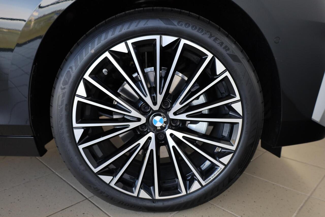 BMW 2-SERIE Active Tourer 225e xDrive | Harman Kardon | Panoramadak | Elektr. trekhaak | Head up | Stoel&Stuur Verwarming | Elektr. stoelen |