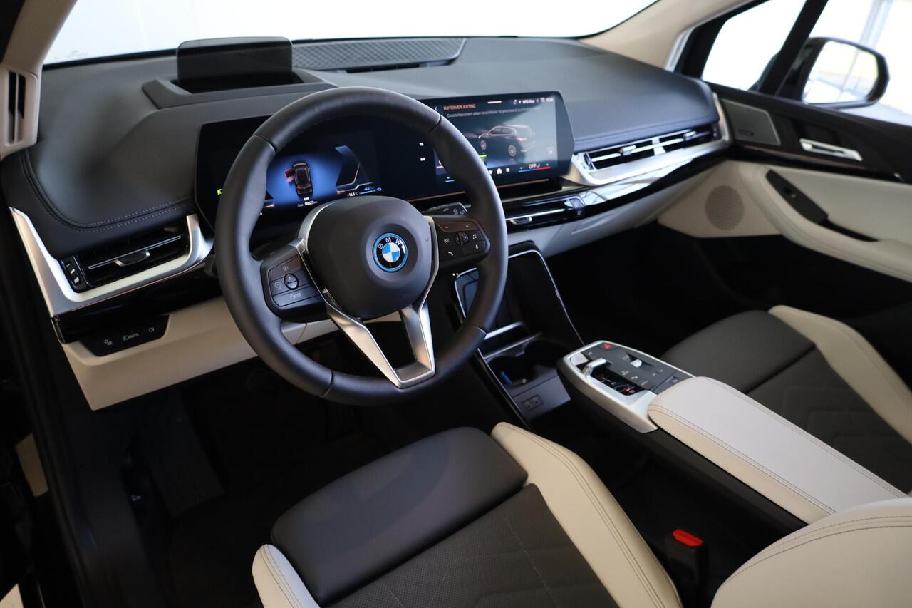 BMW 2-SERIE Active Tourer 225e xDrive | Harman Kardon | Panoramadak | Elektr. trekhaak | Head up | Stoel&Stuur Verwarming | Elektr. stoelen |