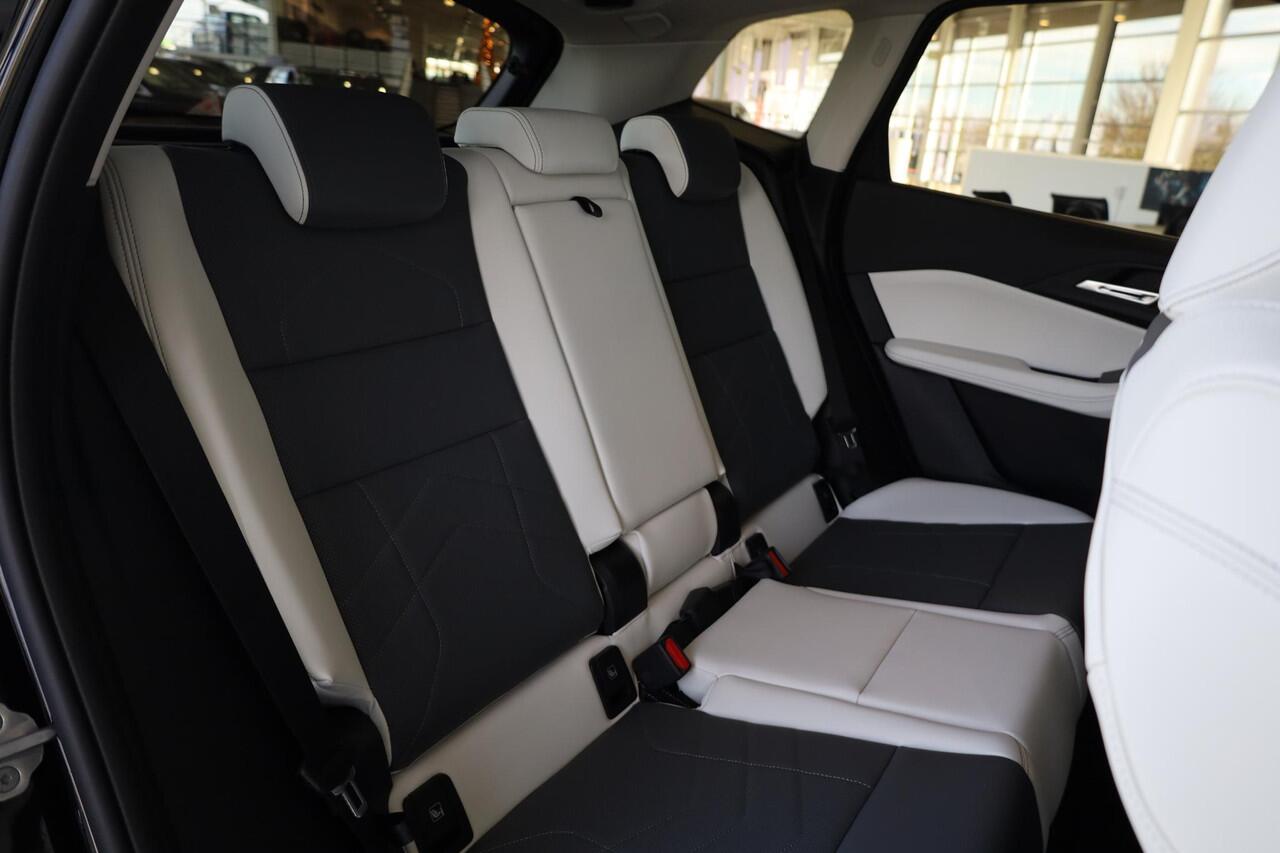 BMW 2-SERIE Active Tourer 225e xDrive | Harman Kardon | Panoramadak | Elektr. trekhaak | Head up | Stoel&Stuur Verwarming | Elektr. stoelen |