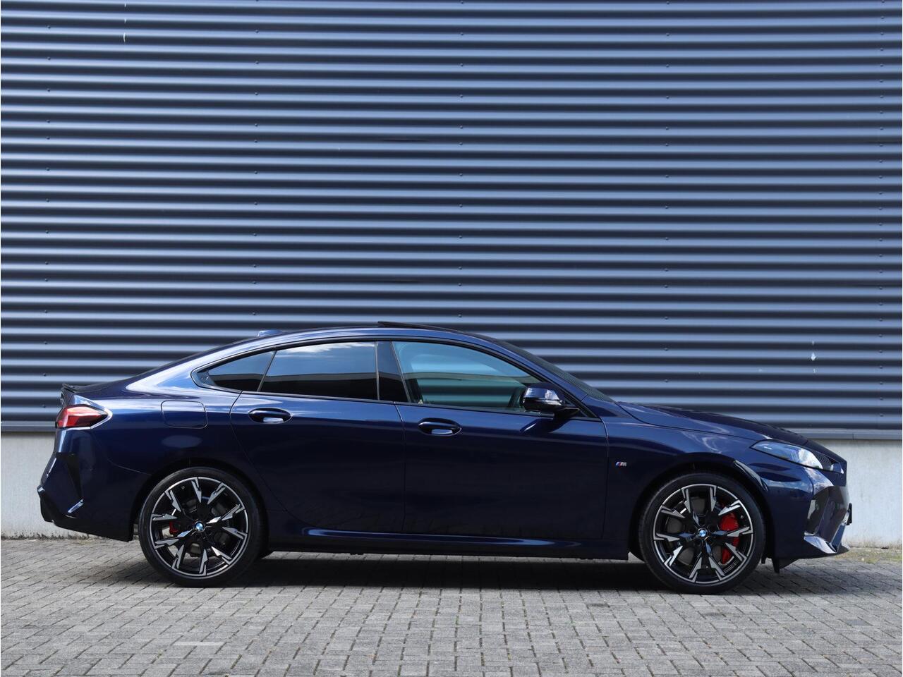 BMW 2-SERIE Gran Coupé 220 | M Sportpakket Pro | Innovation Pack | Panodak | Harman Kardon | Head-Up | Getint Glas | Driving Assistant | 19'' LMV | Ekris Selection