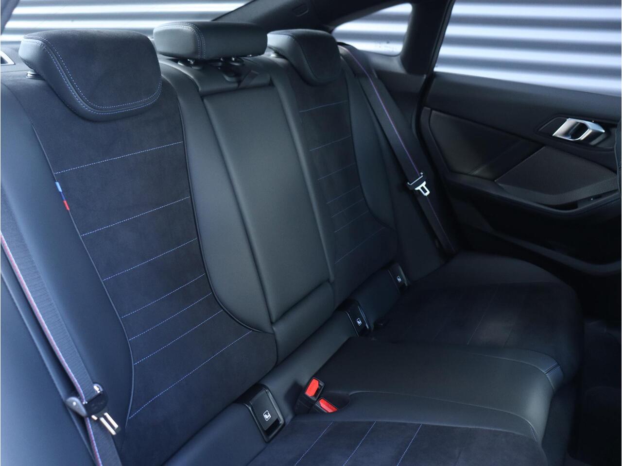 BMW 2-SERIE Gran Coupé 220 | M Sportpakket Pro | Innovation Pack | Panodak | Harman Kardon | Head-Up | Getint Glas | Driving Assistant | 19'' LMV | Ekris Selection