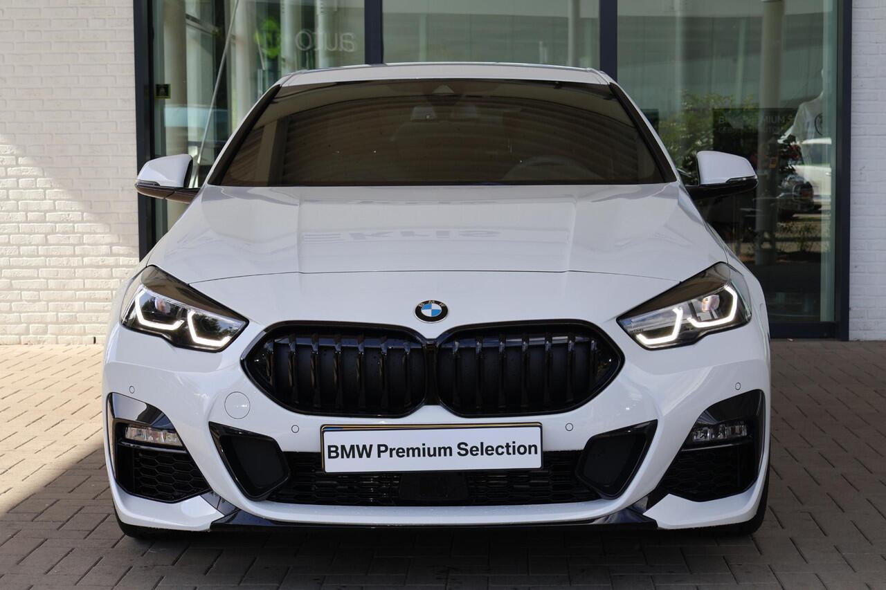 BMW 2-SERIE Gran Coupé 218i High Executive | M Sport Pro | Harman Kardon | Voorstoelen Verwarmd | Camera | Stuurverwarming | Active Cruise Control | 19" M Dubbelspaak | Ekris Selection