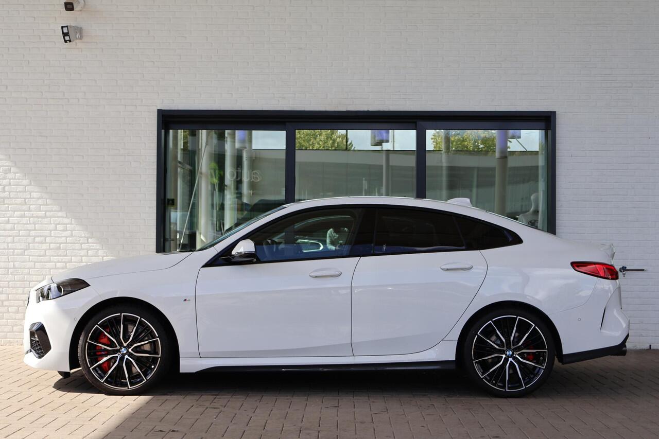 BMW 2-SERIE Gran Coupé 218i High Executive | M Sport Pro | Harman Kardon | Voorstoelen Verwarmd | Camera | Stuurverwarming | Active Cruise Control | 19" M Dubbelspaak | Ekris Selection