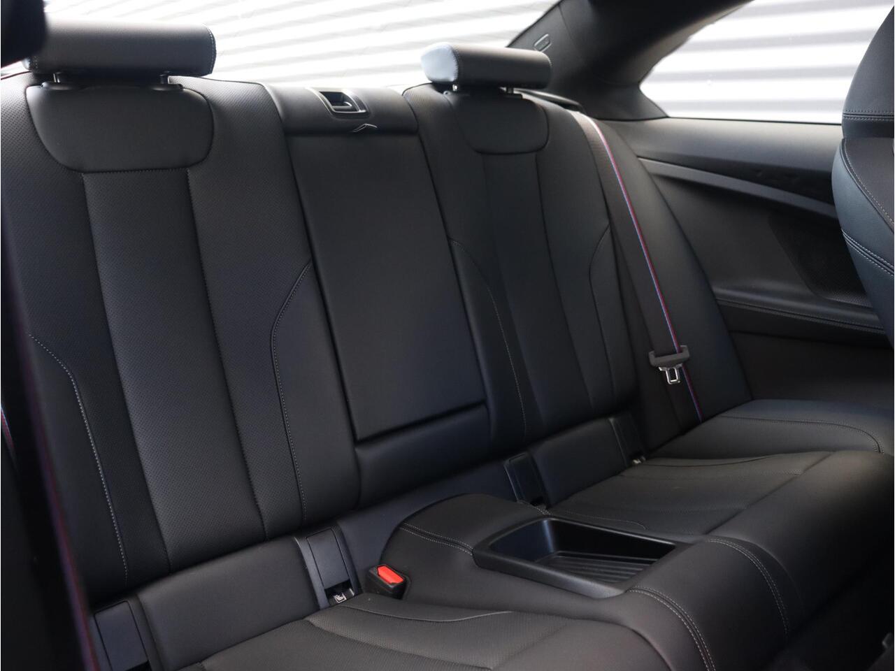 BMW 2-SERIE Coupé 220i | M Sportpakket Pro | Panodak | Head-Up | Parking Assistant Plus | Driving Assistant | Comfort Access | HiFi | 19'' LMV