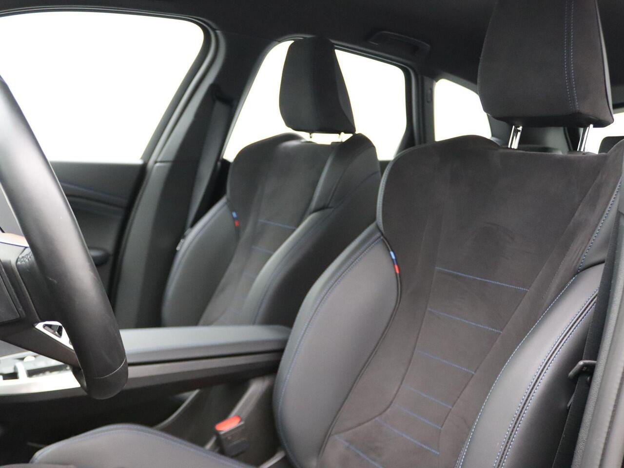 BMW 2-SERIE Active Tourer 220i M Sportpakket | Achteruitrijcamera | Parking Assistant | Elektrisch verwarmde voorstoelen | 17''