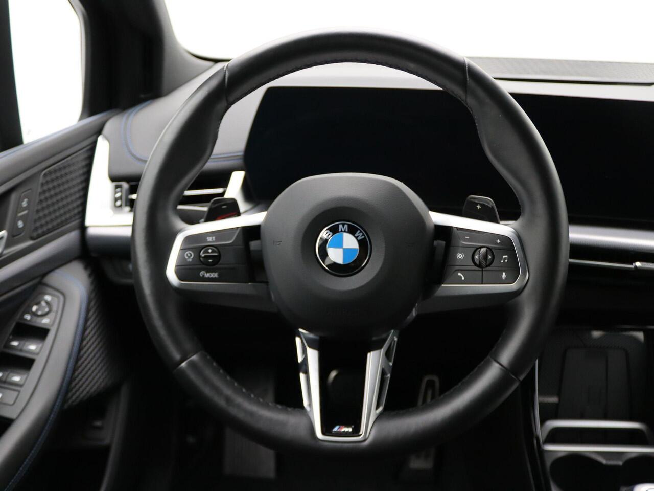 BMW 2-SERIE Active Tourer 220i M Sportpakket | Achteruitrijcamera | Parking Assistant | Elektrisch verwarmde voorstoelen | 17''