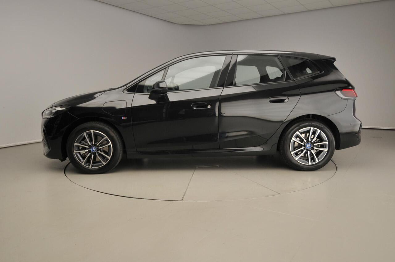 BMW 2-SERIE Active Tourer 230e xDrive | M-Sportpakket | LED | HUD | Active cruise | Sportstoelen | Keyles go | DAB | Harman-kardon sound | Alu 17 inch
