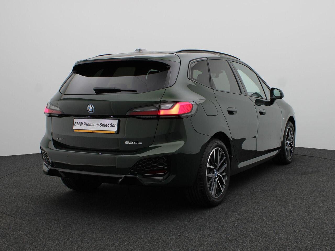 BMW 2-SERIE Active Tourer 225e xDrive M Sportpakket | Premium Pack | Comfort Pack | Travel Pack | Stuurwielrand Verwarmd | Trekhaak | Panoramadak | Elektrisch Verstelbare Sportstoelen | Driving Assistant Plus | Harman Kardon | 18'' | Ekris Selection